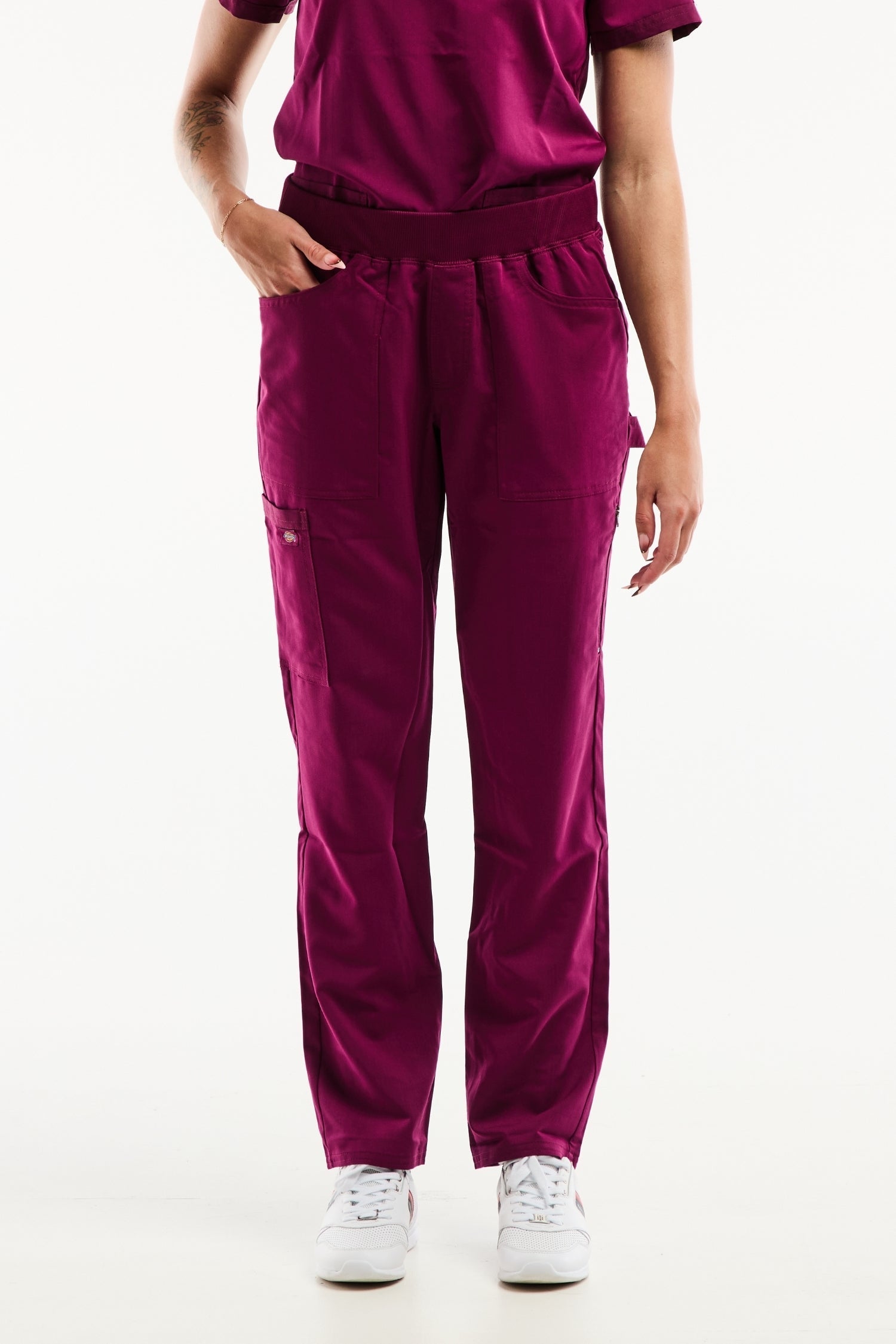 Pantalon médical Balance bordeaux, coupe moderne, tissu extensible, velours magenta