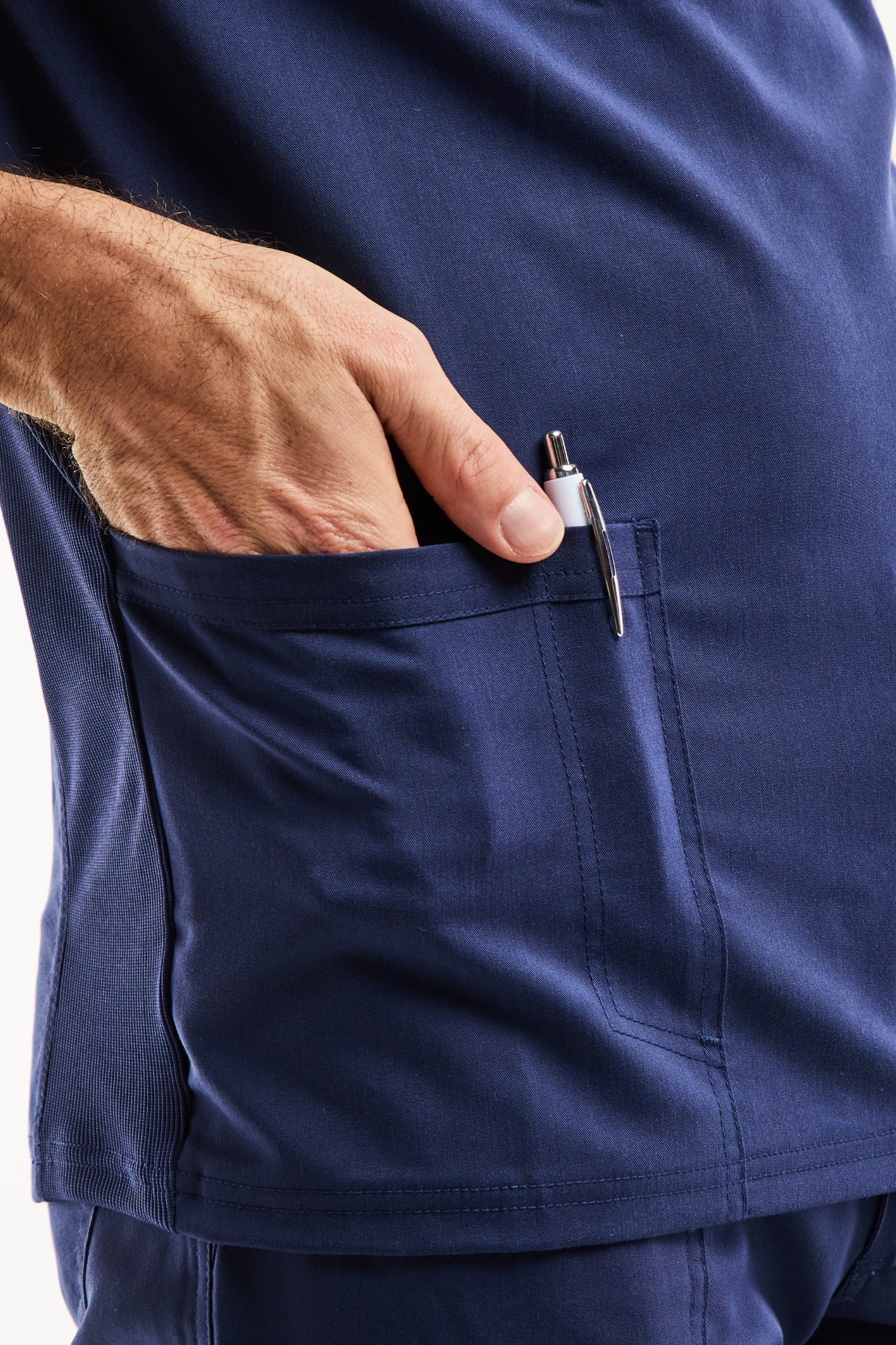 Poche en tissu bleu marine avec stylo argenté, pantalon médical Balance by Dickies coupe moderne