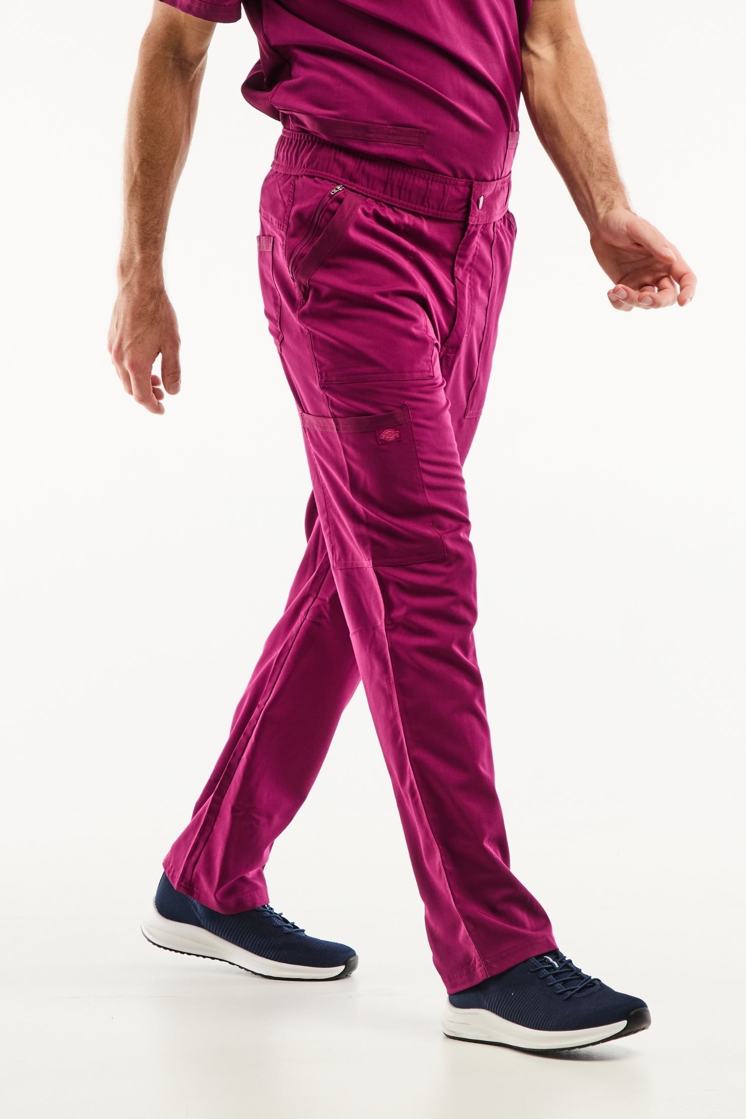 Pantalon médical Balance by Dickies homme bordeaux, coupe moderne, tenues médicales