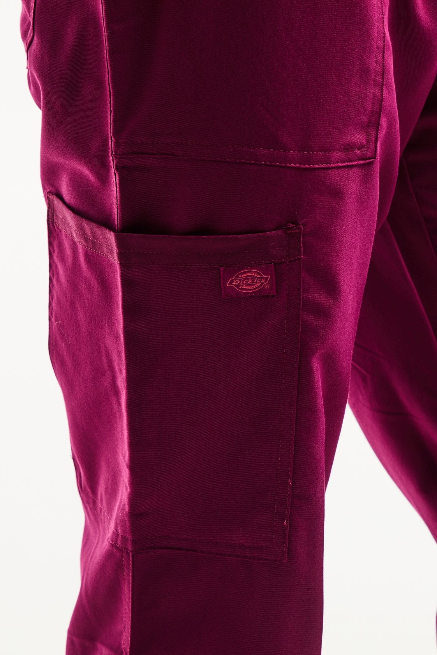 Pantalon cargo médical Balance by Dickies bordeaux, coupe moderne, tenues médicales