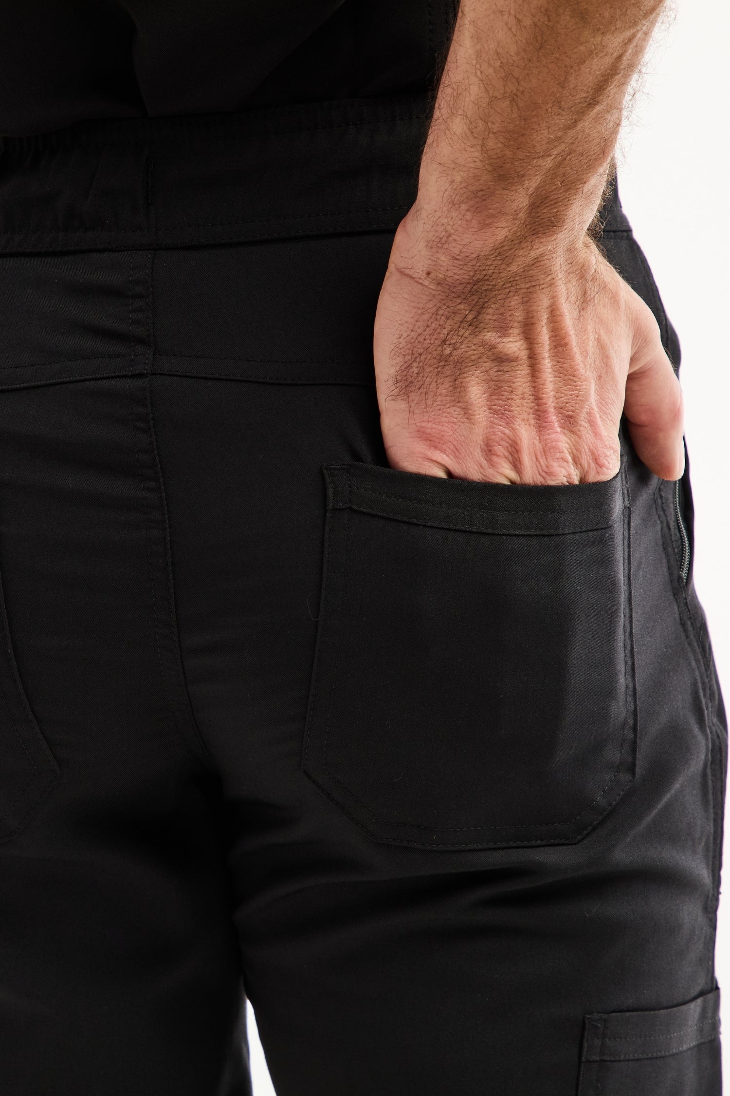 Pantalon médical Balance by Dickies homme noir, coupe moderne, dos avec poche zippée renforcée