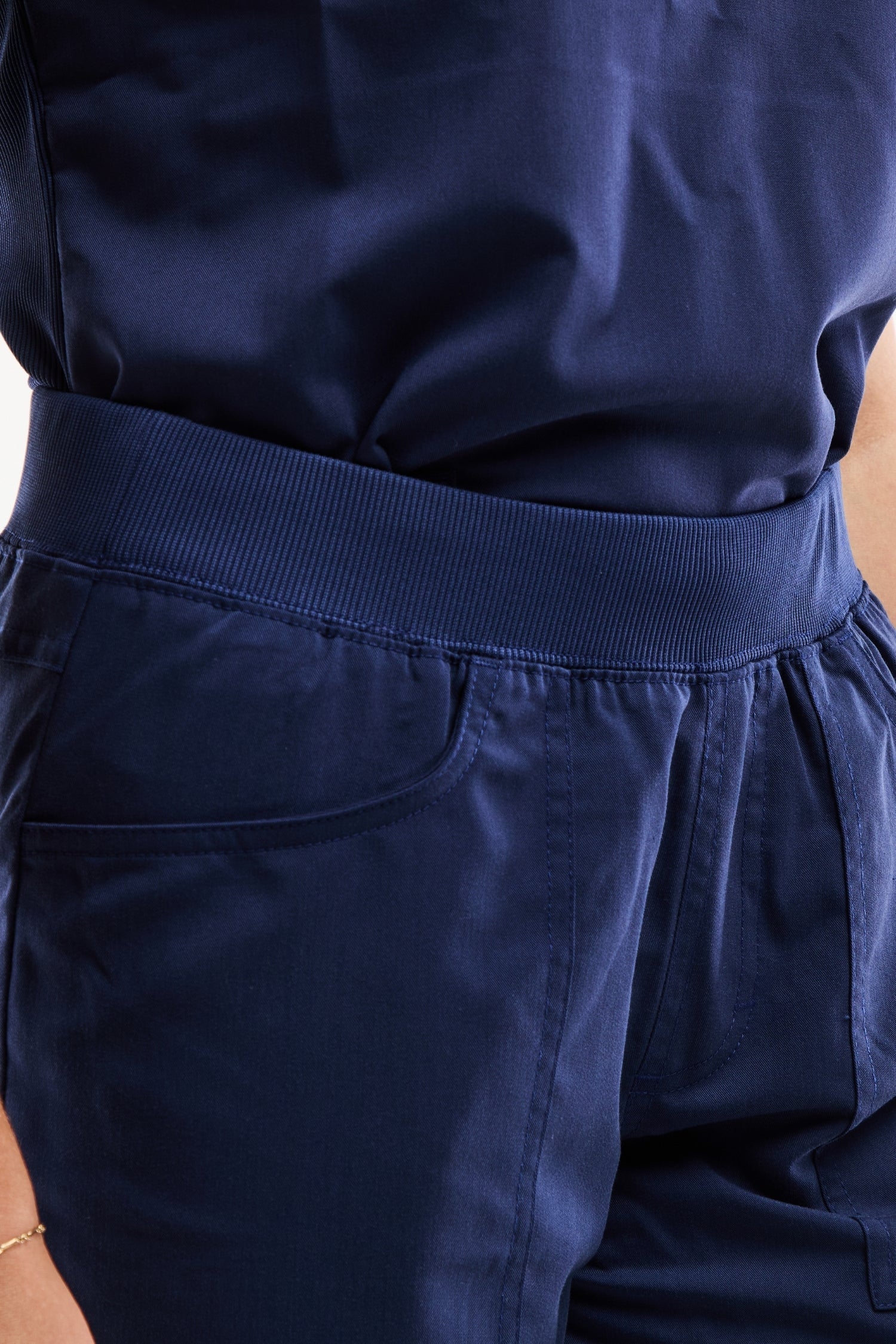 Pantalon Balance by Dickies femme bleu marine en tissu satiné technique facile d’entretien