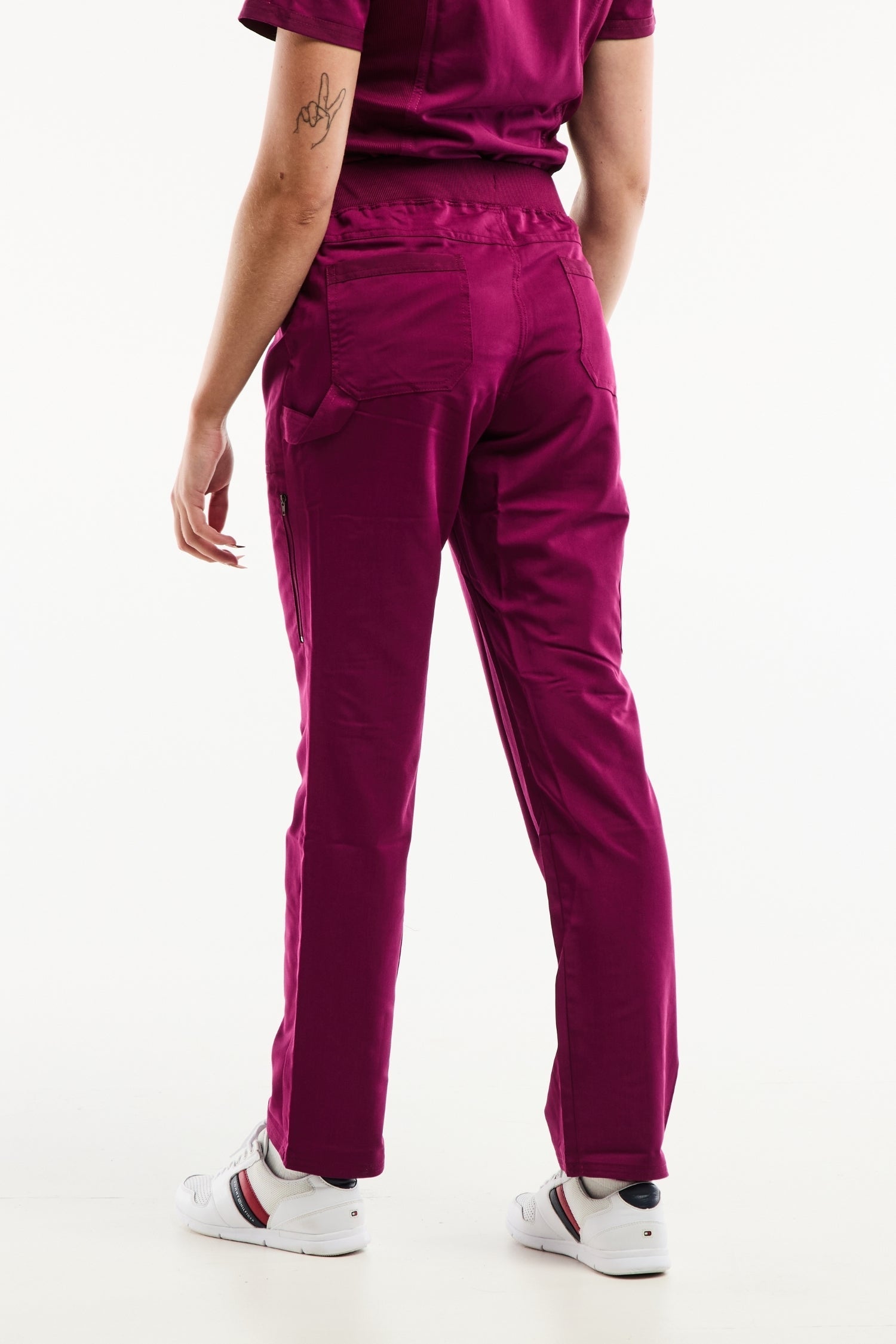 Pantalon de tenue bloc Balance by Dickies femme bordeaux fuchsia satin, techniques faciles d’entretien