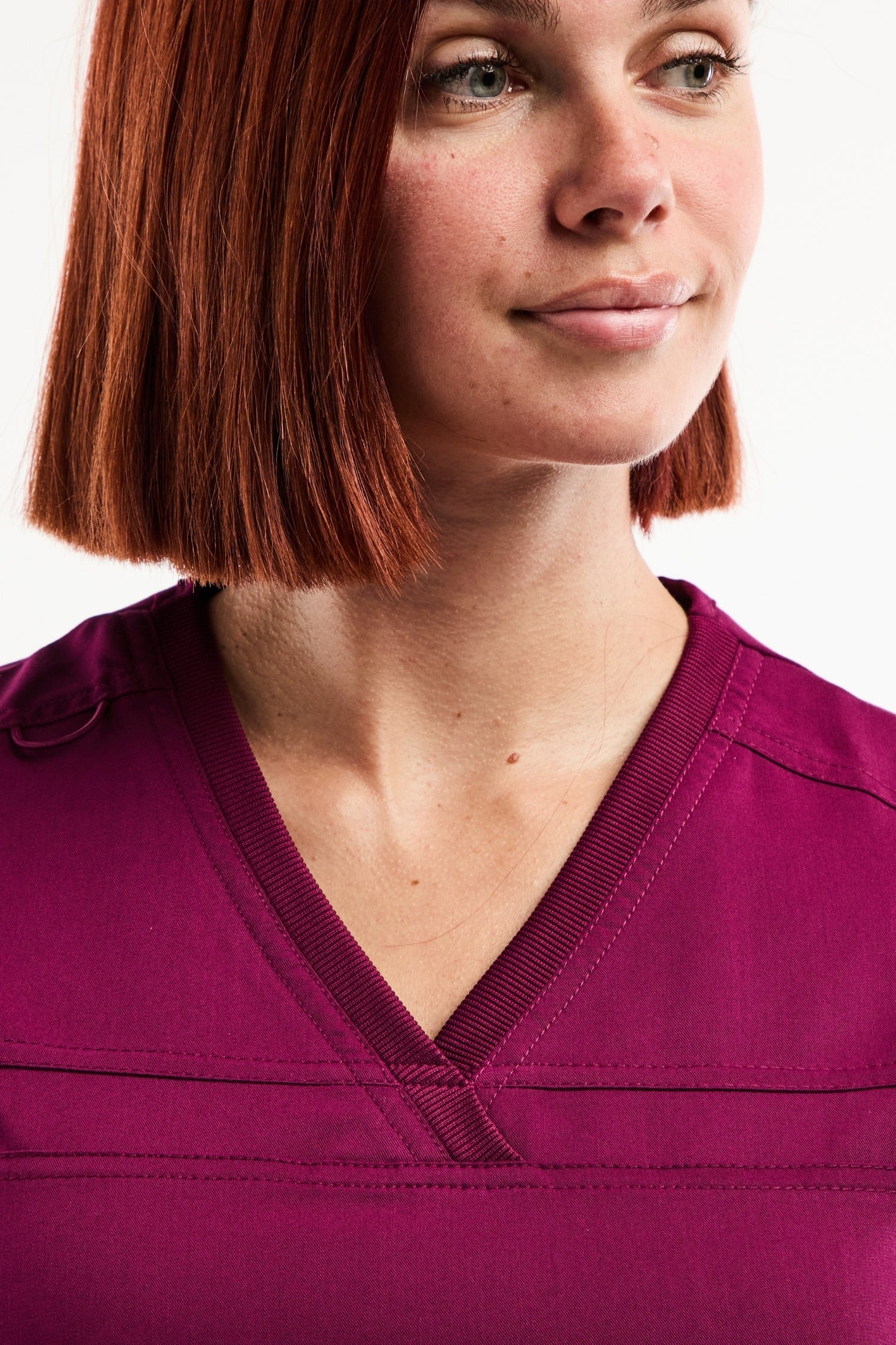 Tunique à manches Balance by Dickies bordeaux V-neck magenta techniques faciles d’entretien