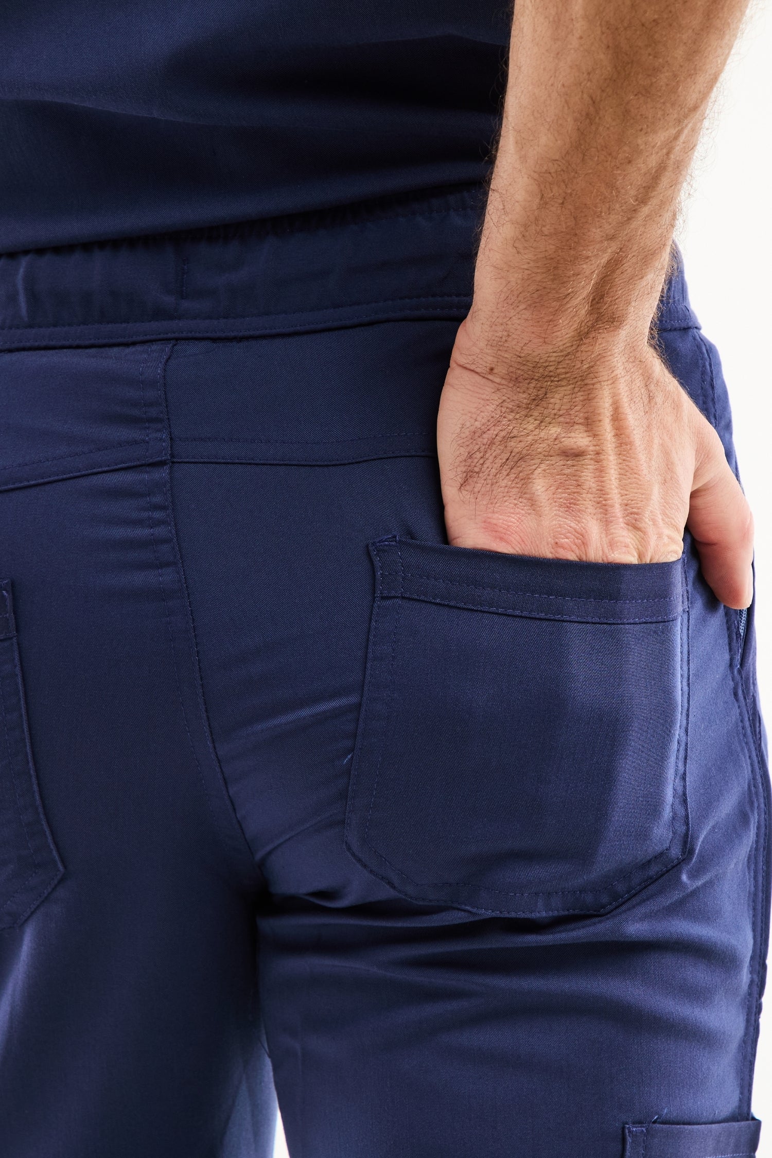 Vue arrière de tenues médicales Balance by Dickies bleu marine, poche arrière