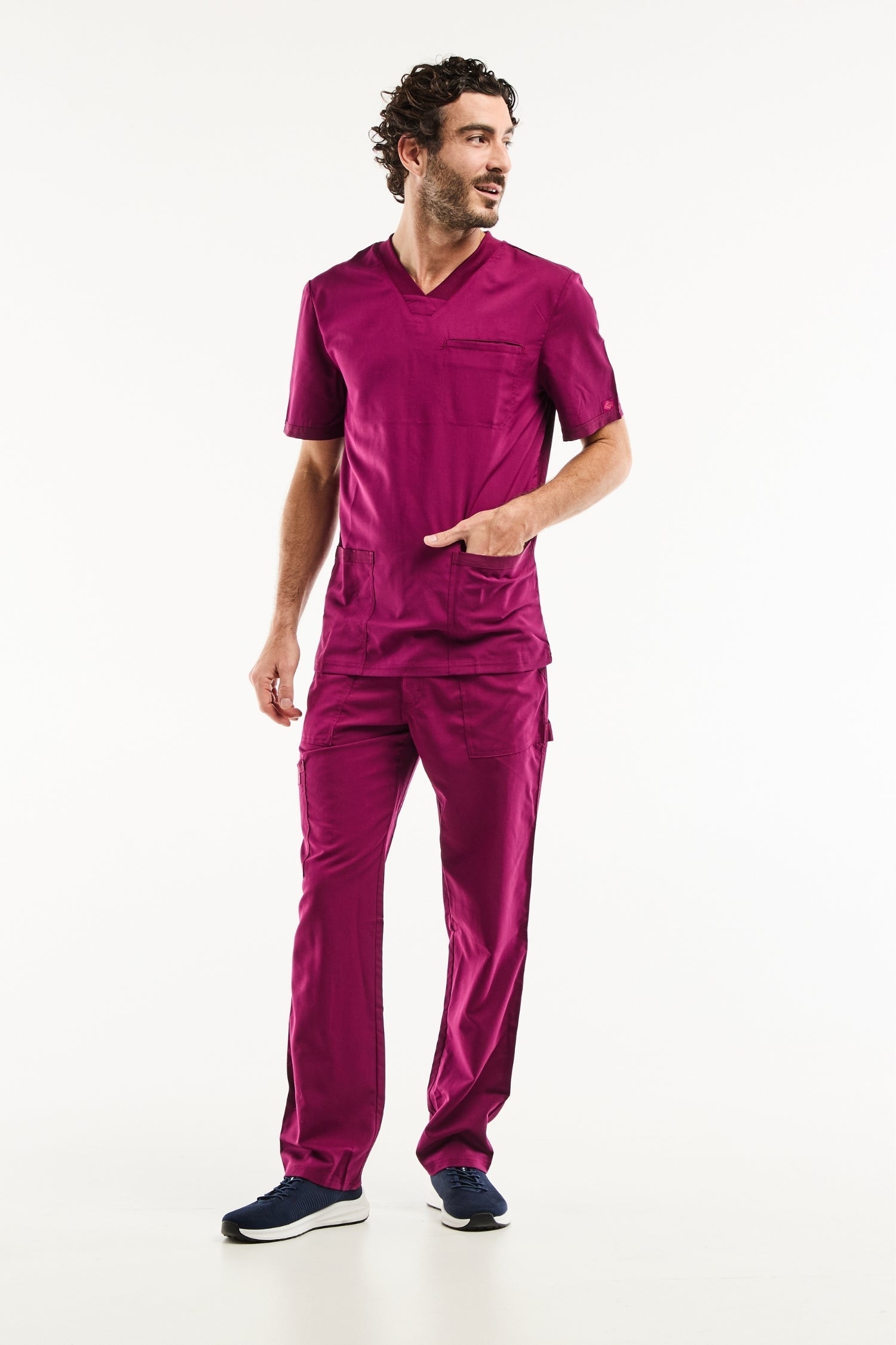 Homme en tenue de bloc Balance by Dickies bordeaux, tenue médicale v-magenta à poches