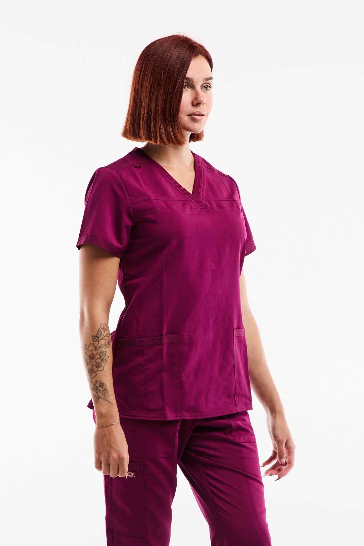 Femme en tunique Dickies Balance bordeaux, coupe contemporaine, tissu extensible