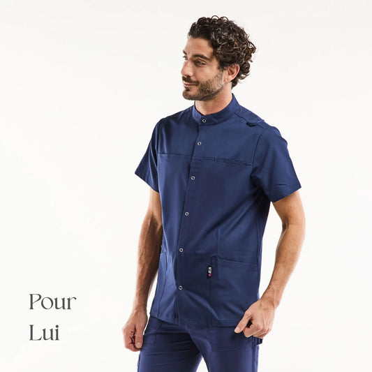 Haut de blouse médicale à manches courtes bleu marine avec fermeture à boutons devant et plusieurs poches