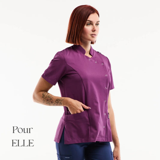 Haut de blouse médicale à manches courtes violet avec une fermeture boutonnée à l'avant et des poches latérales.