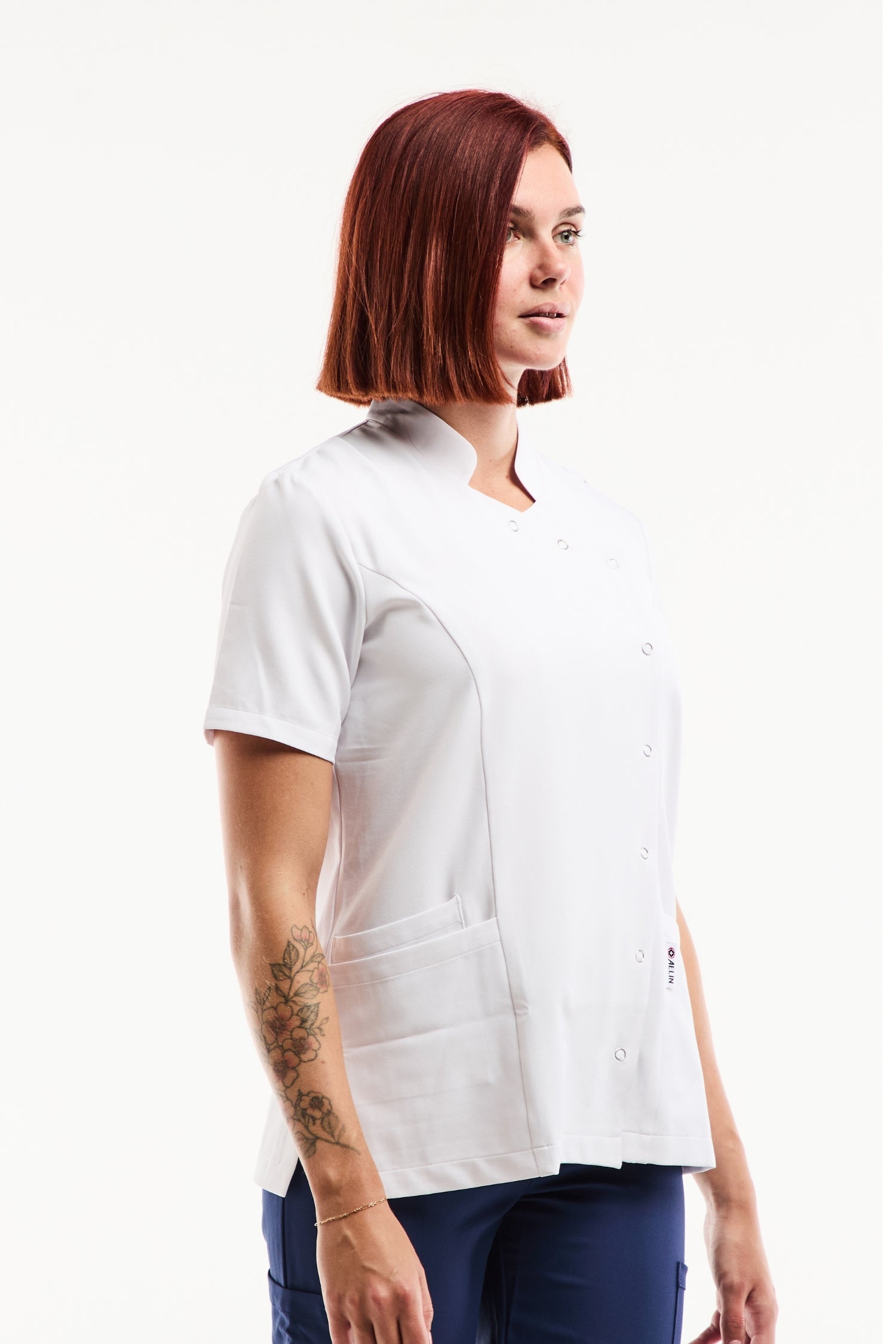 Blouse médicale femme Aurelia blanche à col officier et asymétrique à pressions