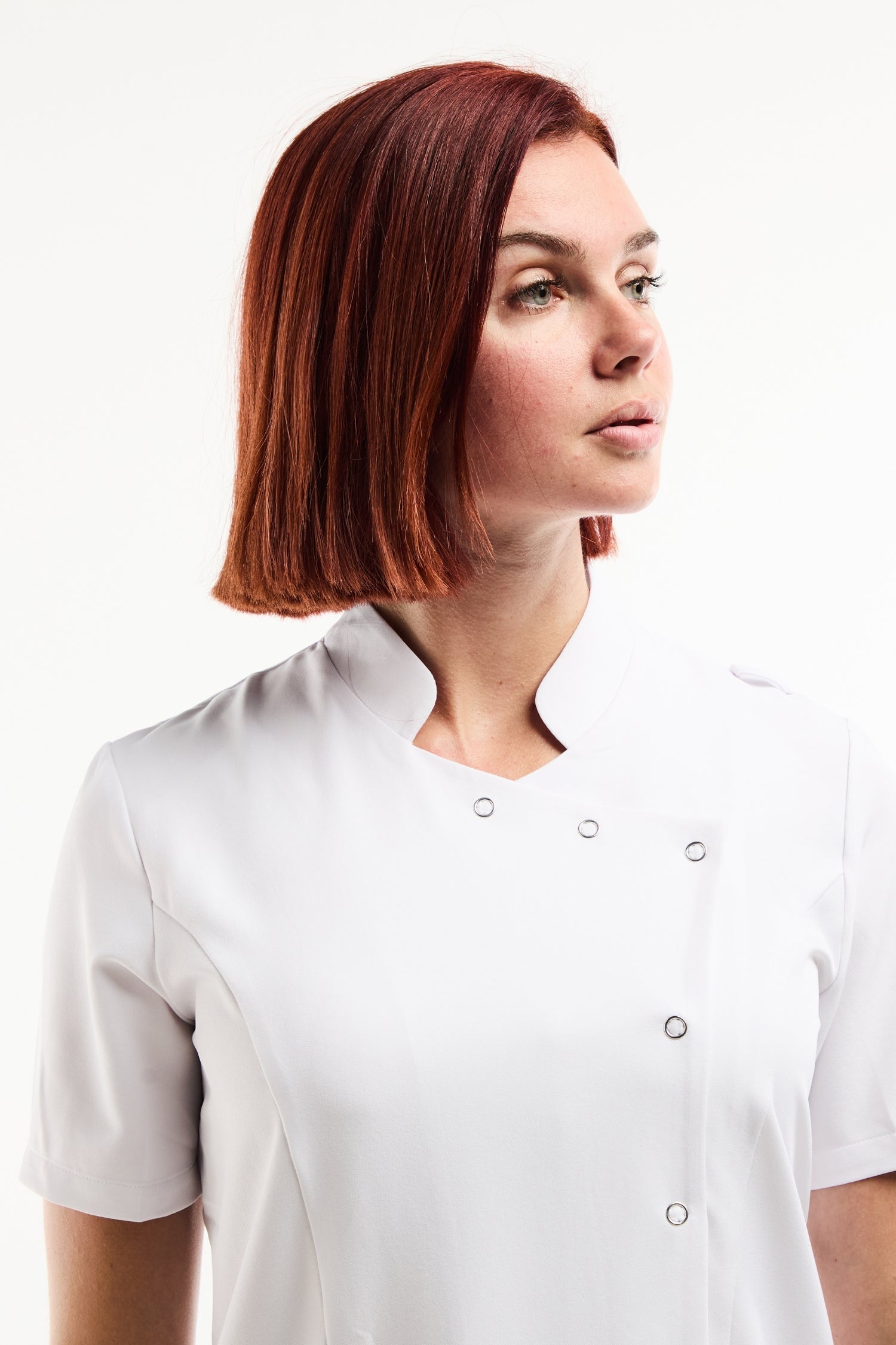 Blouse médicale femme Aurelia blanche à col officier asymétrique à pressions