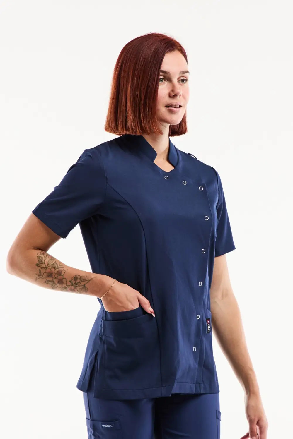 Blouse médicale femme Aurelia bleu marine à pressions et poches