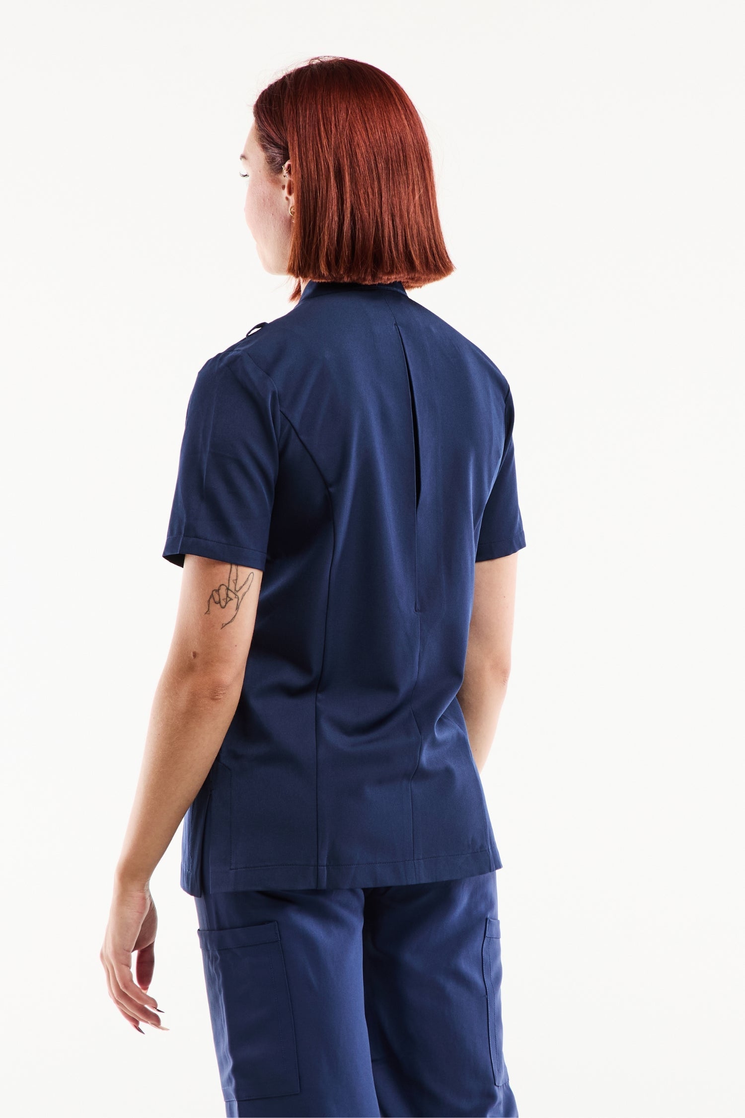 Blouse médicale femme Aurelia bleu marine à col officier et asymétrique à pressions
