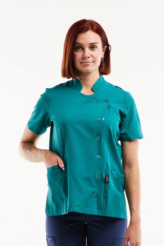Blouse médicale femme Aurelia en bleu turquoise, col officier asymétrique à pressions