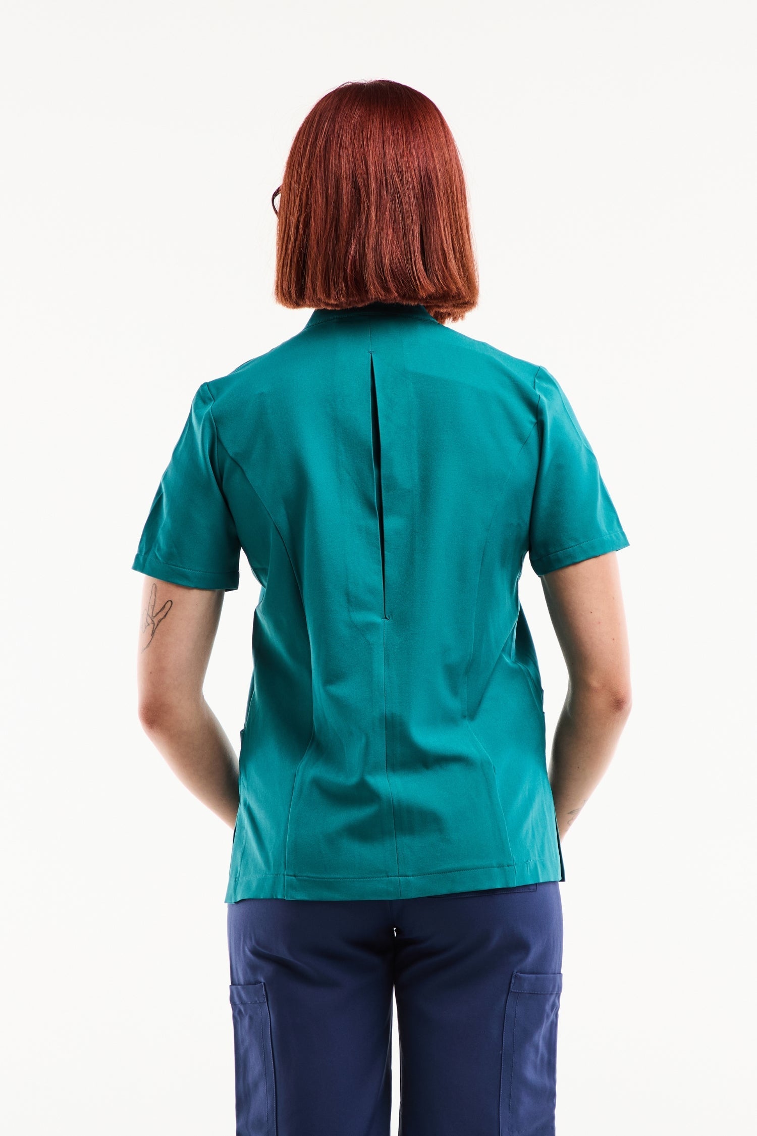 Blouse médicale Aurelia femme bleu turquoise avec col officier et asymétrique à pressions