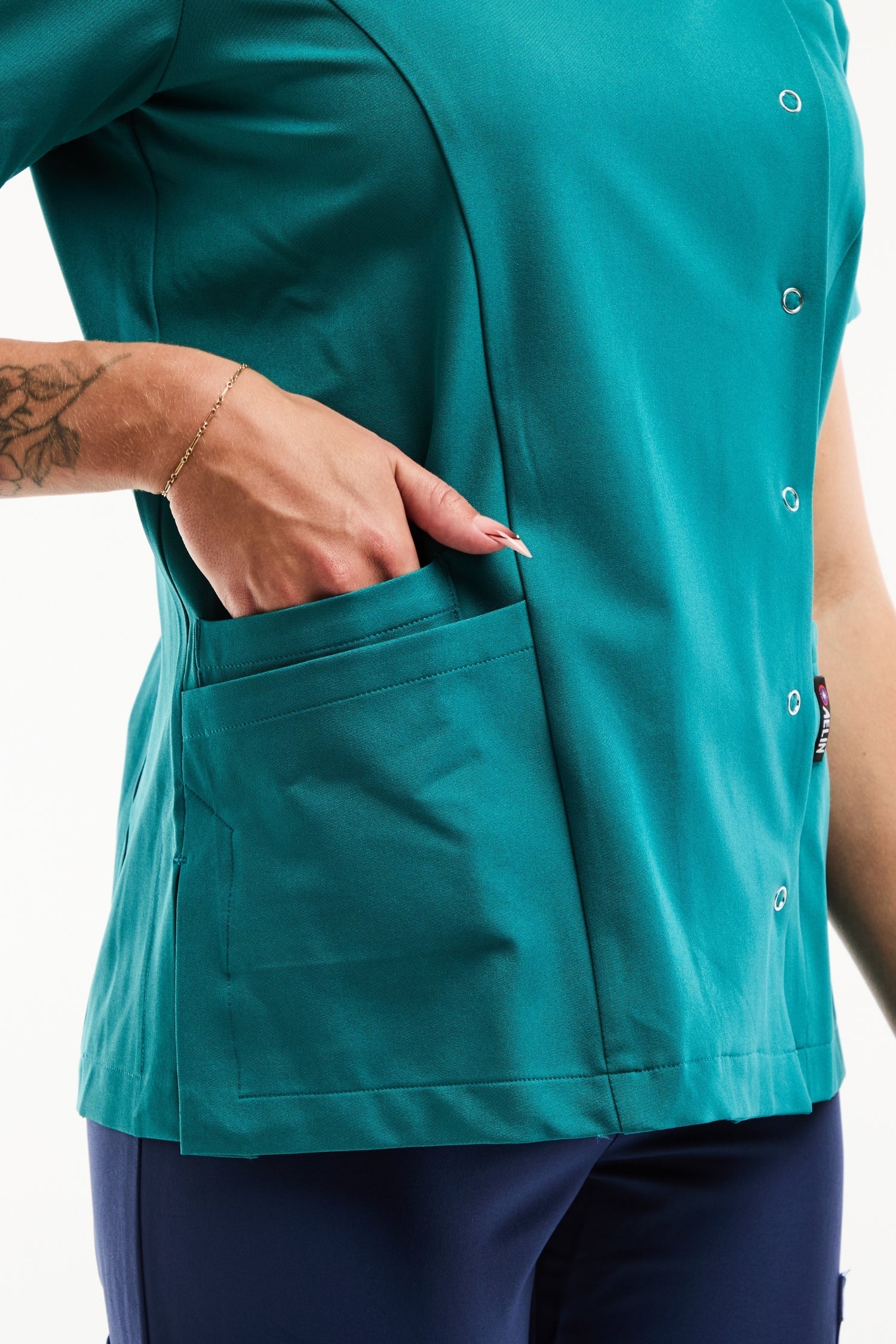 Blouse médicale femme Aurelia turquoise avec col officier asymétrique à pressions