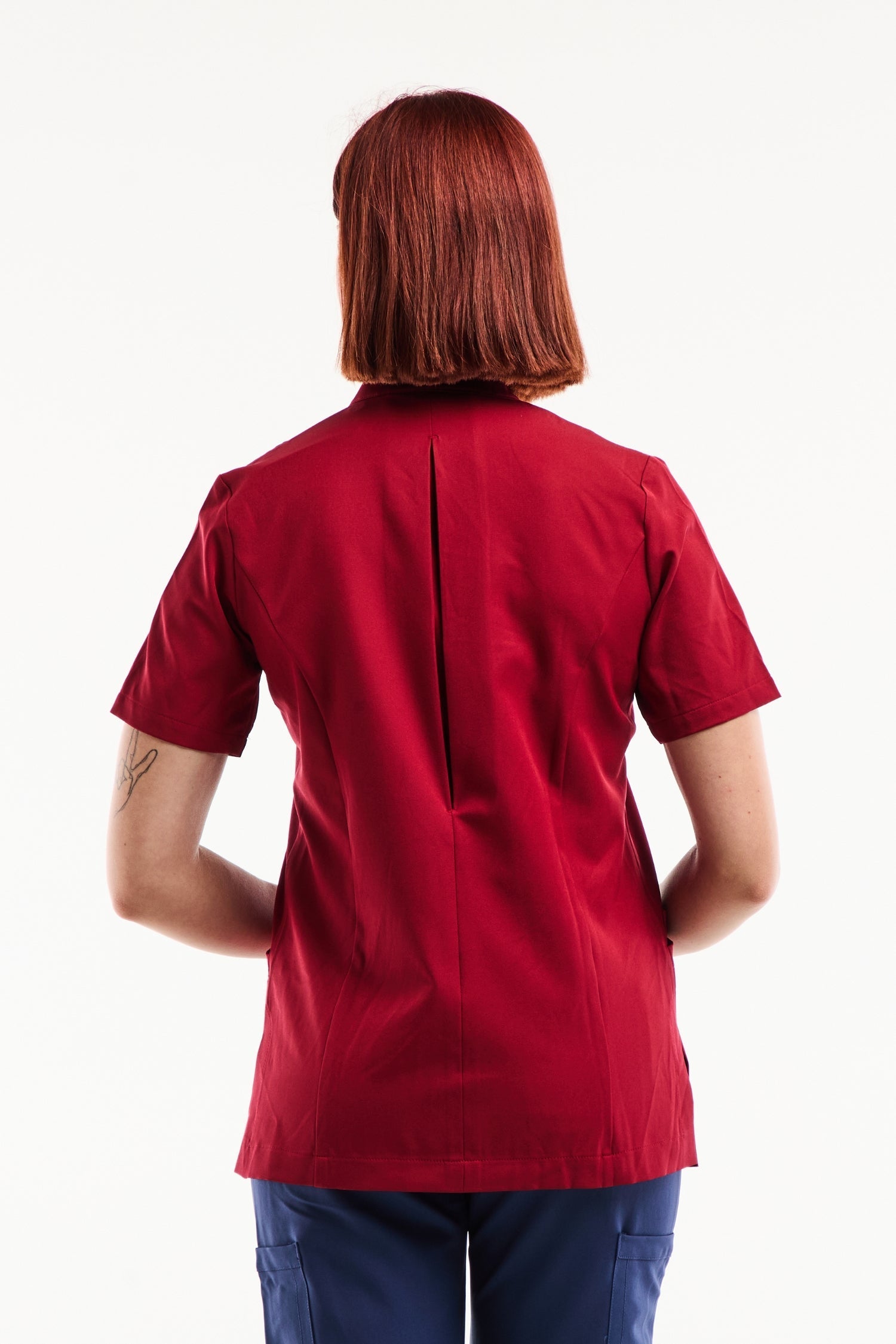 Blouse médicale femme Aurelia bordeaux, col officier asymétrique à pressions, stretch ultra douce