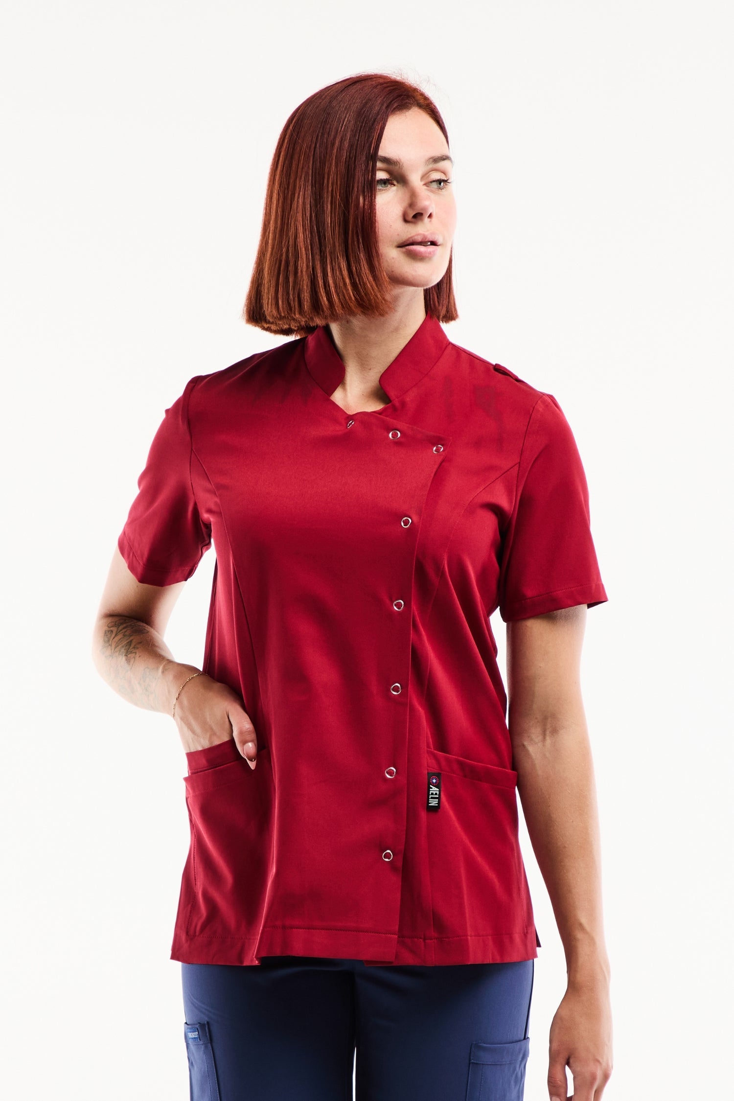 Blouse médicale femme Aurelia bordeaux avec col officier asymétrique à pressions