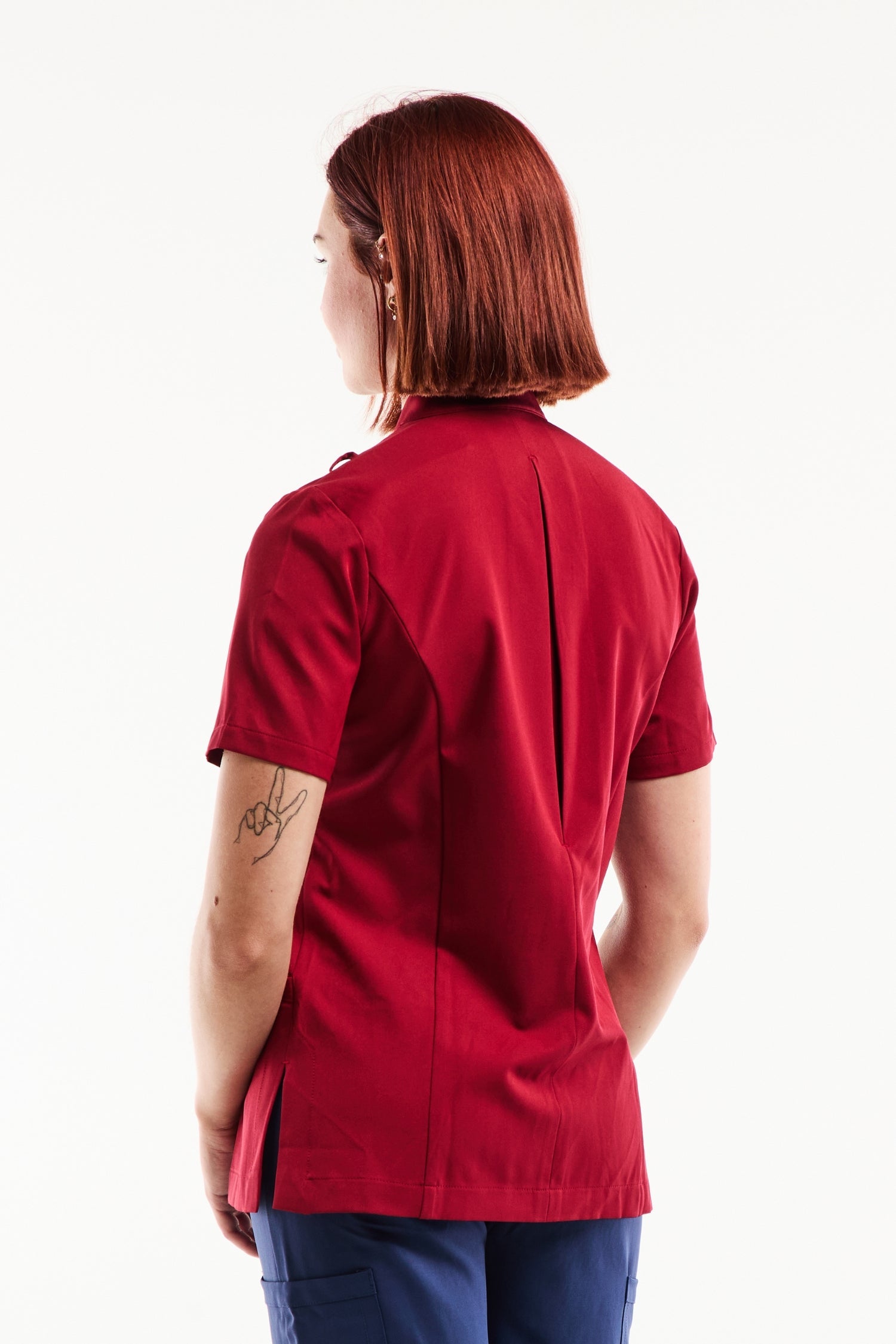 Blouse médicale femme Aurelia bordeaux à col officier et pressions