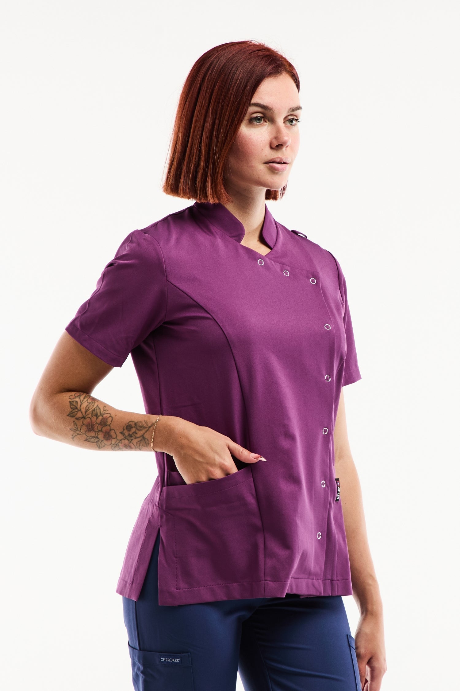Blouse médicale Aurelia mauve avec col officier asymétrique à pressions