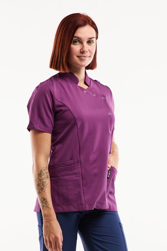 Blouse médicale femme Aurelia mauve à col officier et asymétrique à pressions