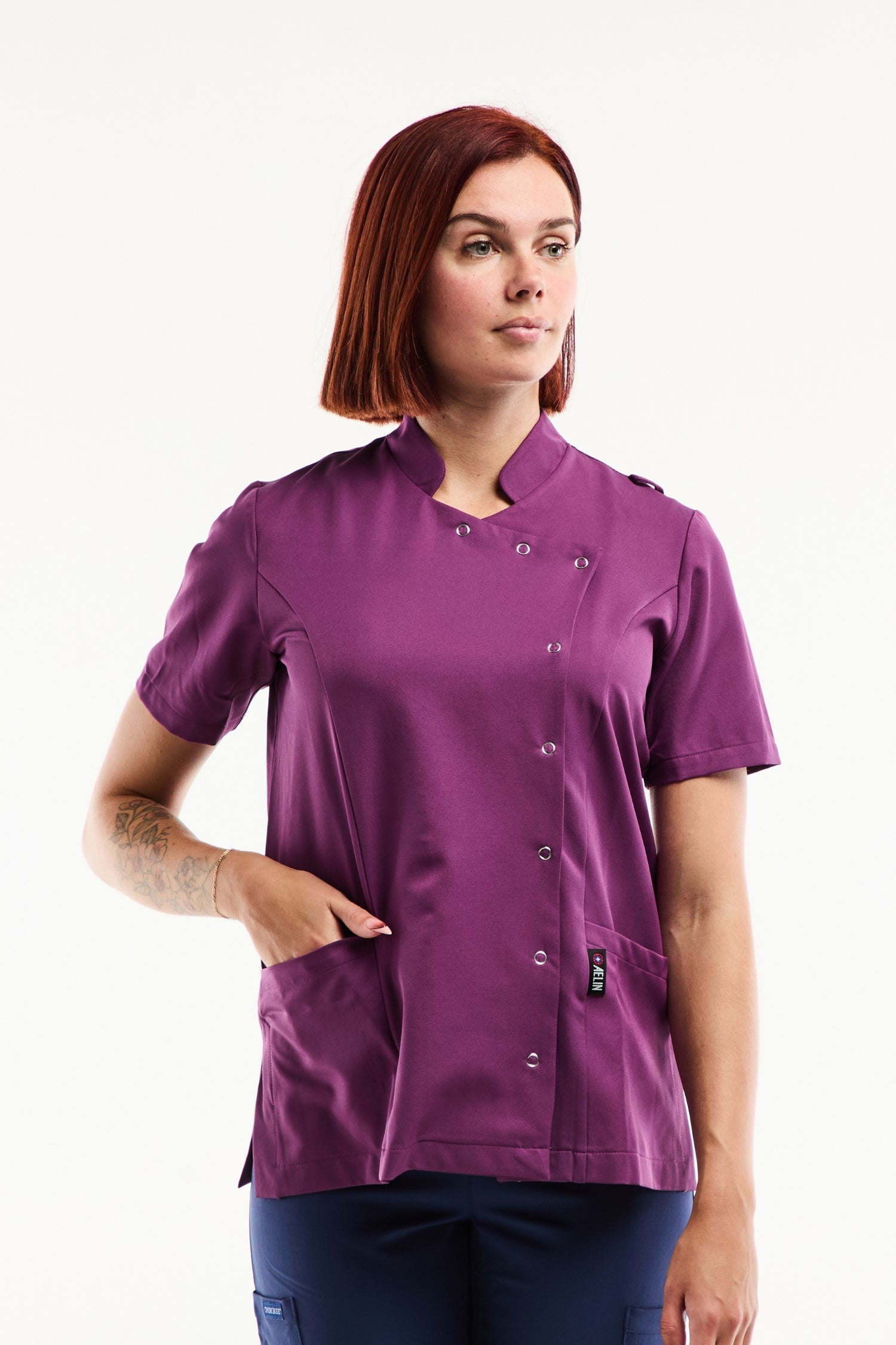 Blouse médicale femme Aurelia mauve à col officier asymétrique à pressions