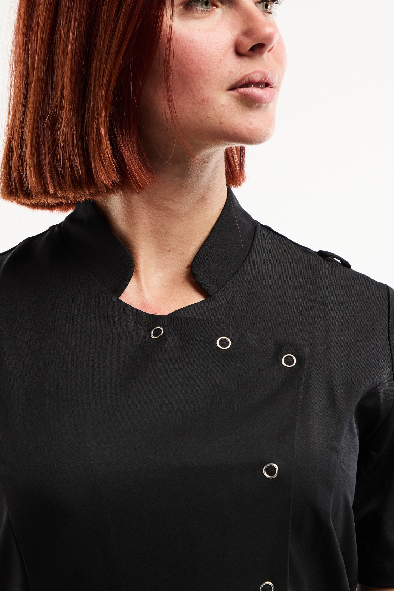 Blouse médicale femme Aurelia noire avec col officier et boutons asymétriques