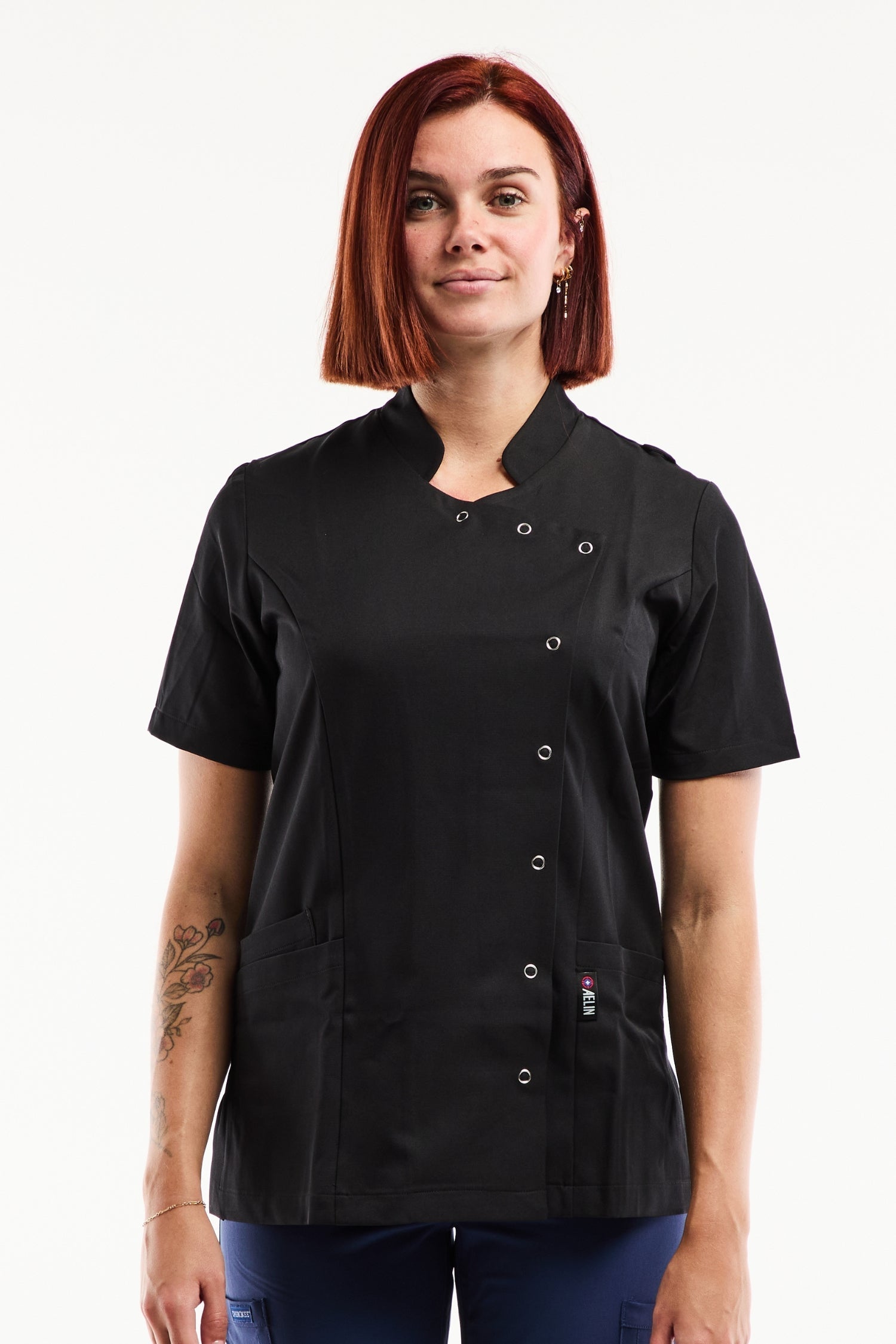 Blouse médicale femme Aurelia noire à col officier et asymétrique à pressions