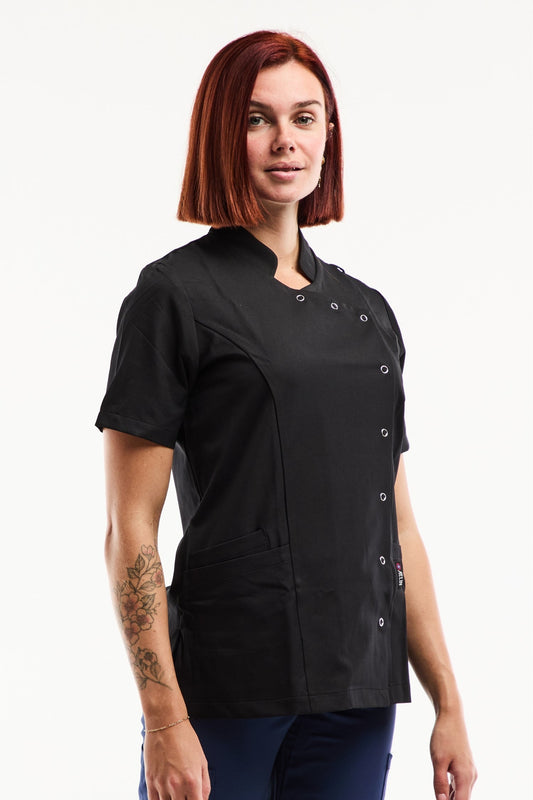 Blouse médicale Aurelia femme noire à col officier asymétrique à pressions