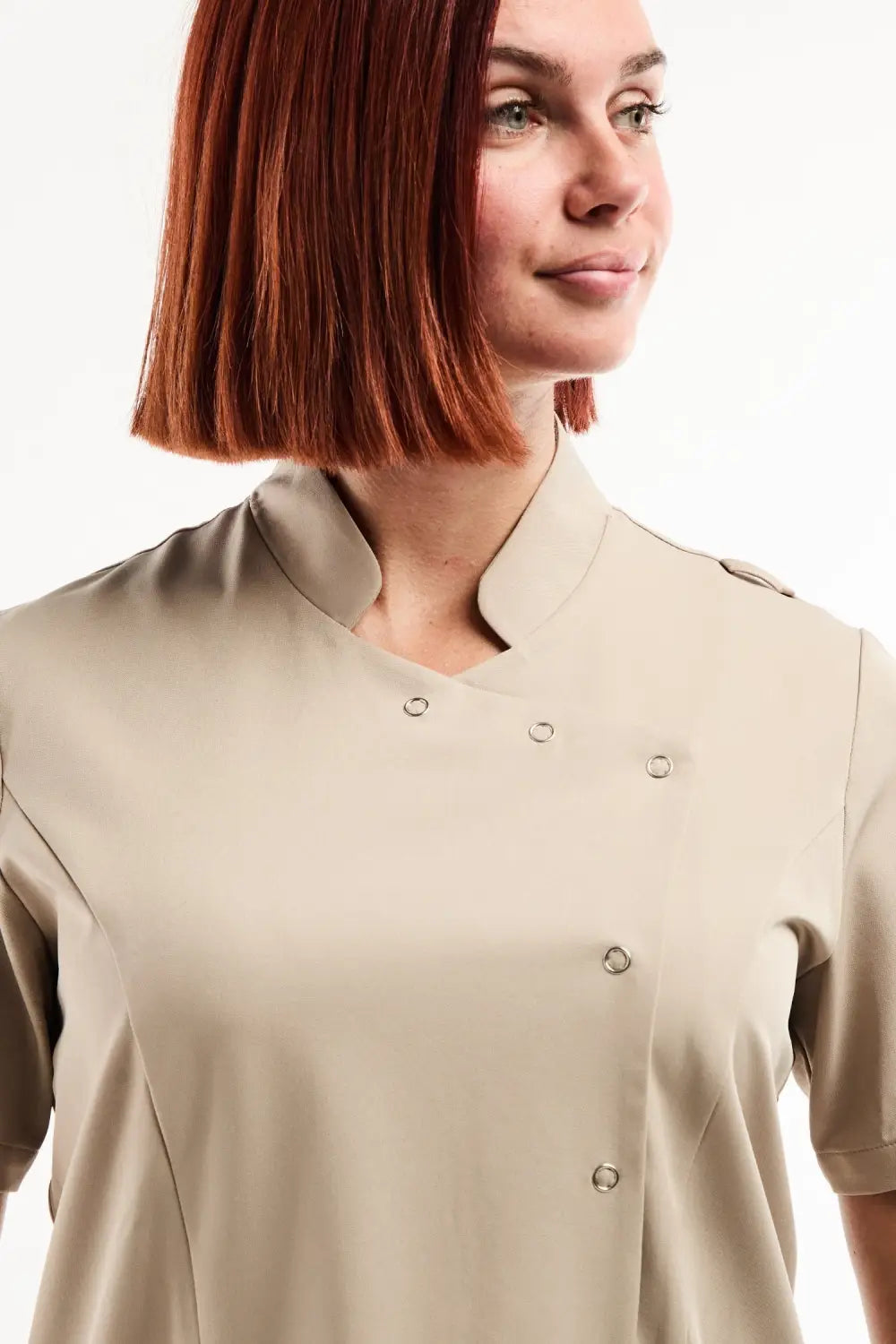 Blouse médicale femme Aurelia sable à col officier asymétrique à pressions