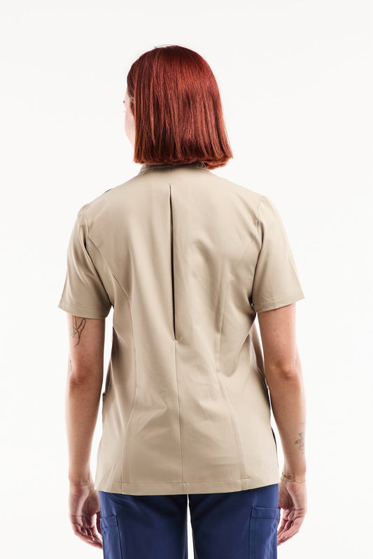 Blouse médicale Aurelia sable à dos plissé et poche, stretch ultra douce