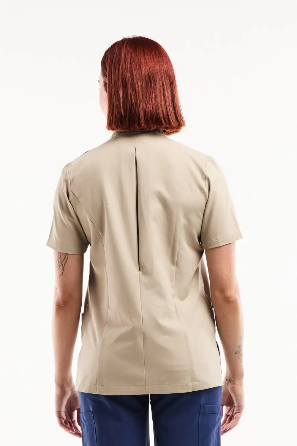 Blouse médicale Aurelia sable à dos plissé et poche, stretch ultra douce