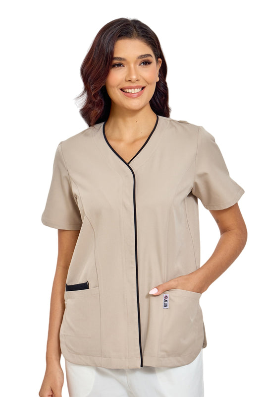 Femme portant une blouse médicale femme beige stretch ultra douce avec poches et trim noir