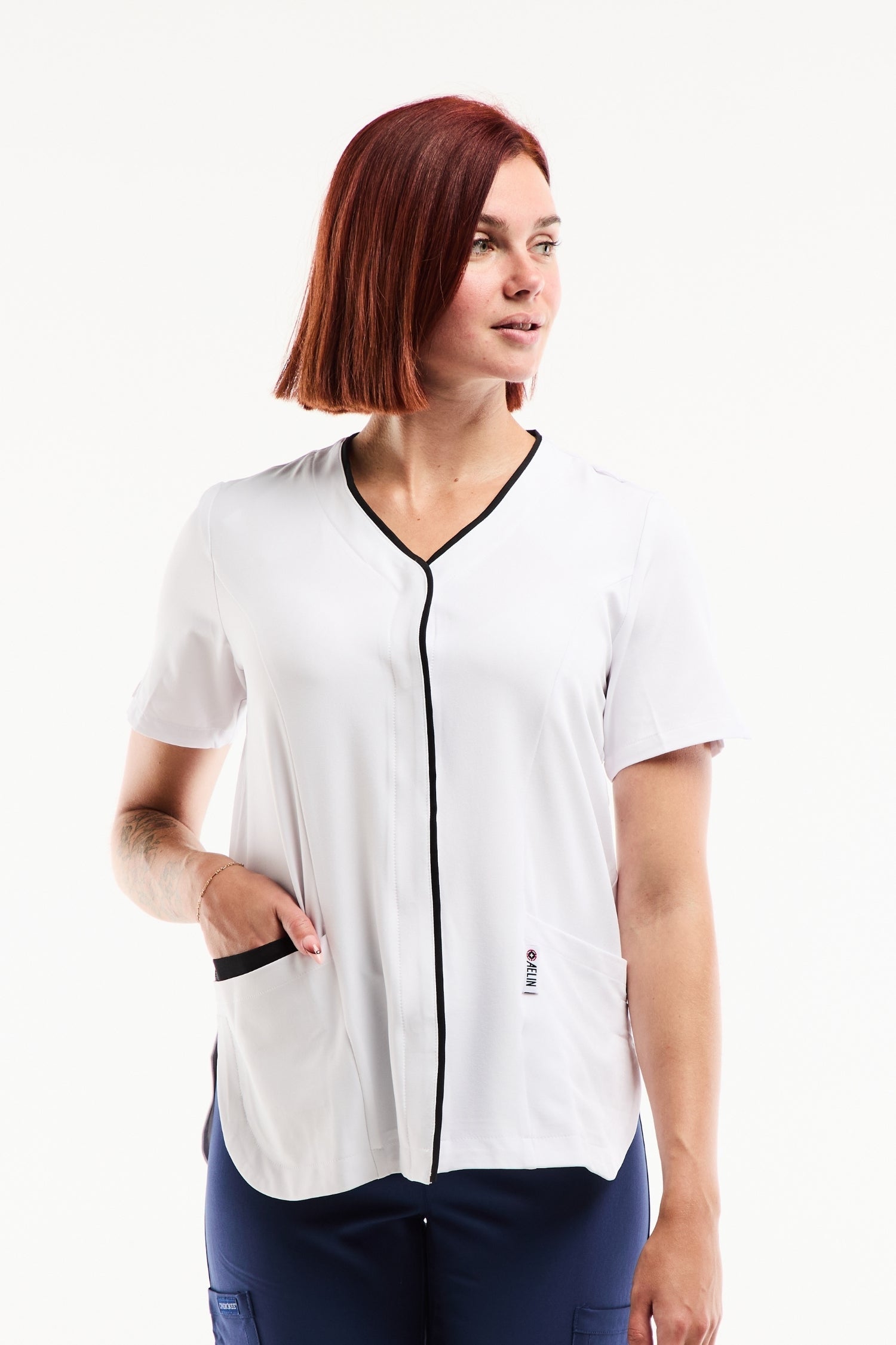 Blouse médicale Serena femme blanche à piping noir et poches