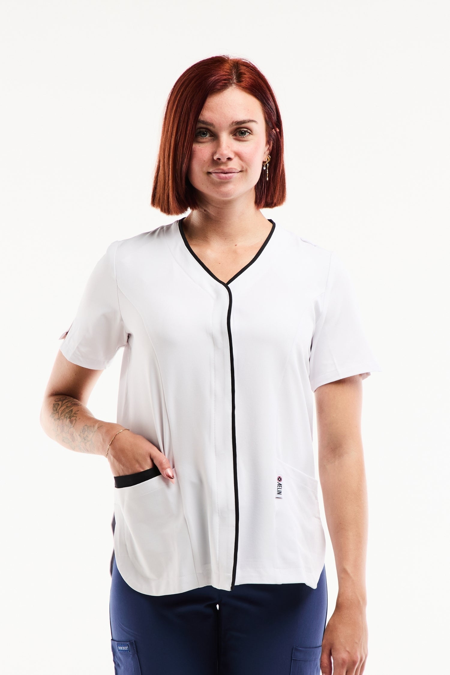 Blouse médicale Serena femme blanche à zip court manches avec accents noirs