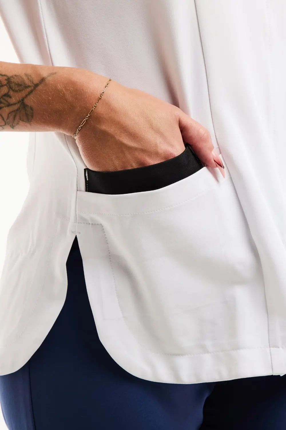 Blouse médicale Serena femme blanche avec col blanc et détails noirs