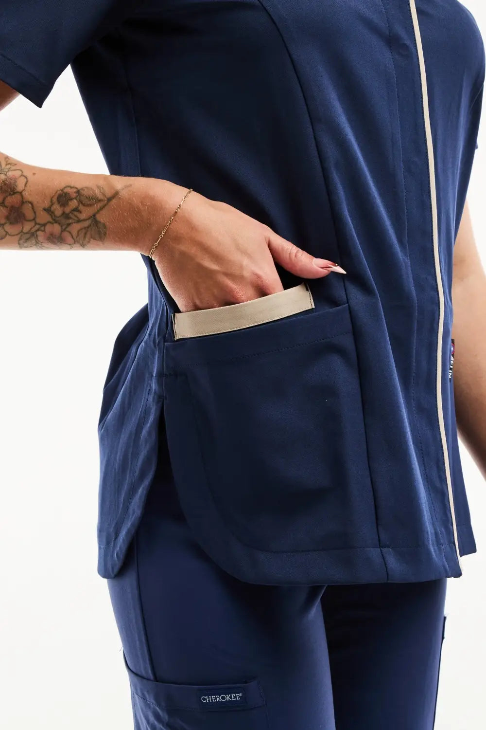 Blouse médicale Serena bleu marine à zip blanc et poche