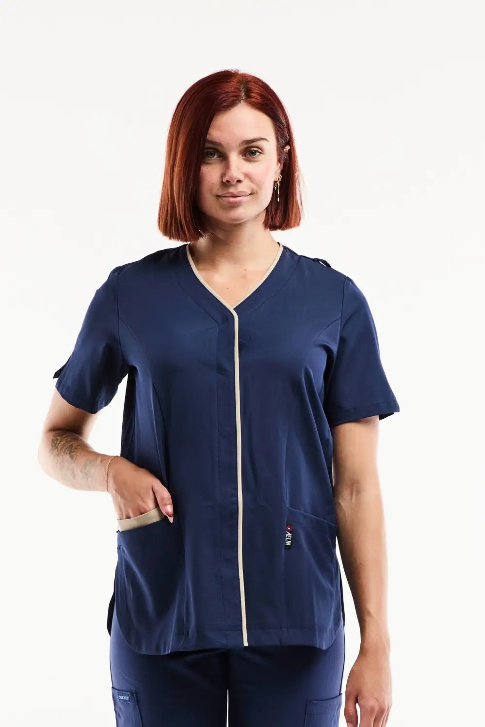 Blouse médicale Serena bleu marine stretch ultra douce avec fermeture éclair blanche et poches