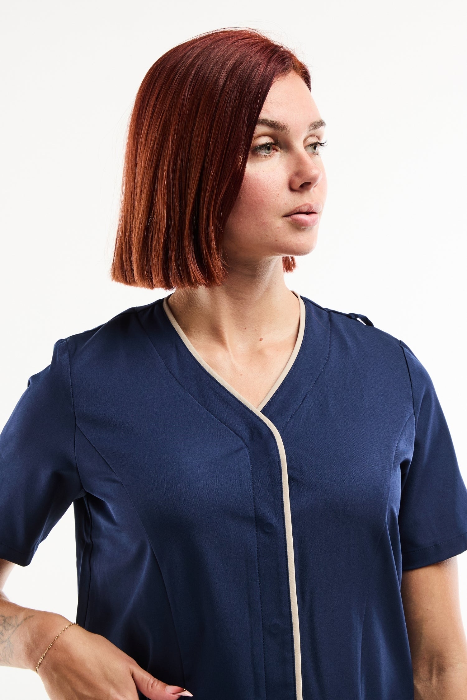 Blouse médicale Serena bleu marine à manches courtes, zip blanc et stretch doux
