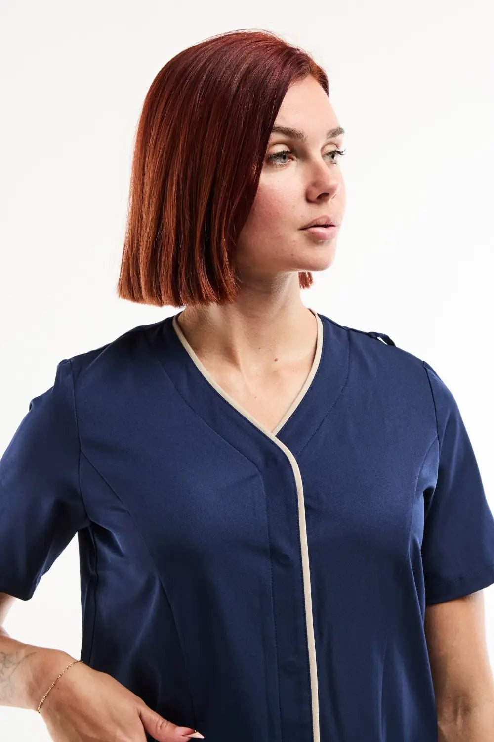 Blouse médicale Serena bleu marine à manches courtes, zip blanc et stretch doux