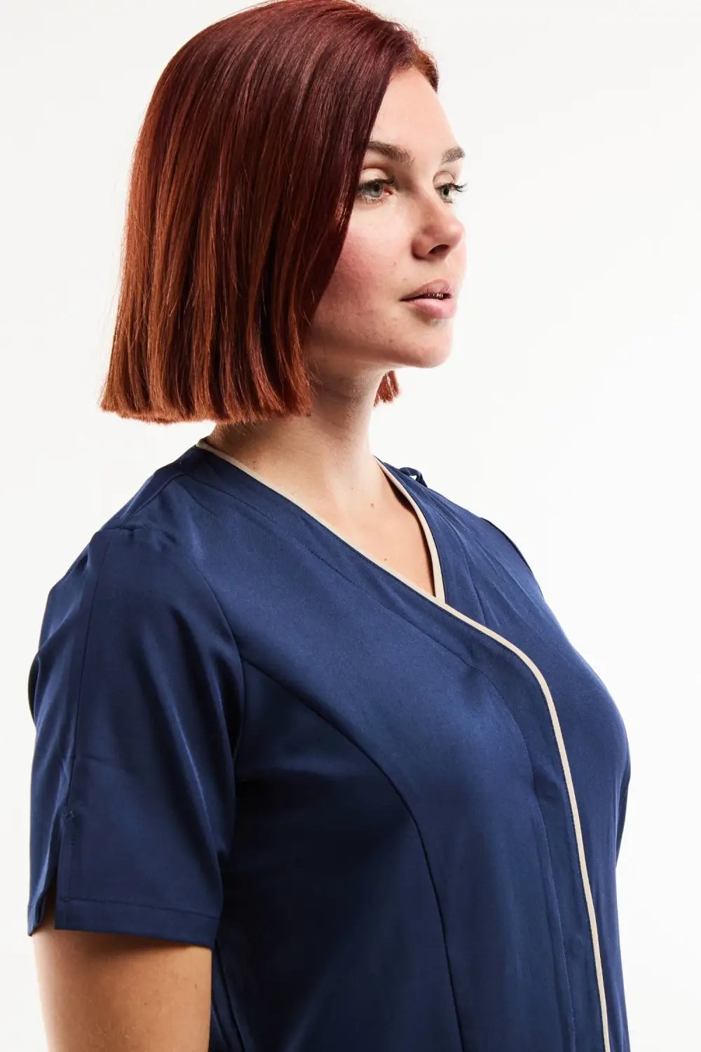 Blouse médicale Serena bleu marine satin avec passepoil blanc et col V