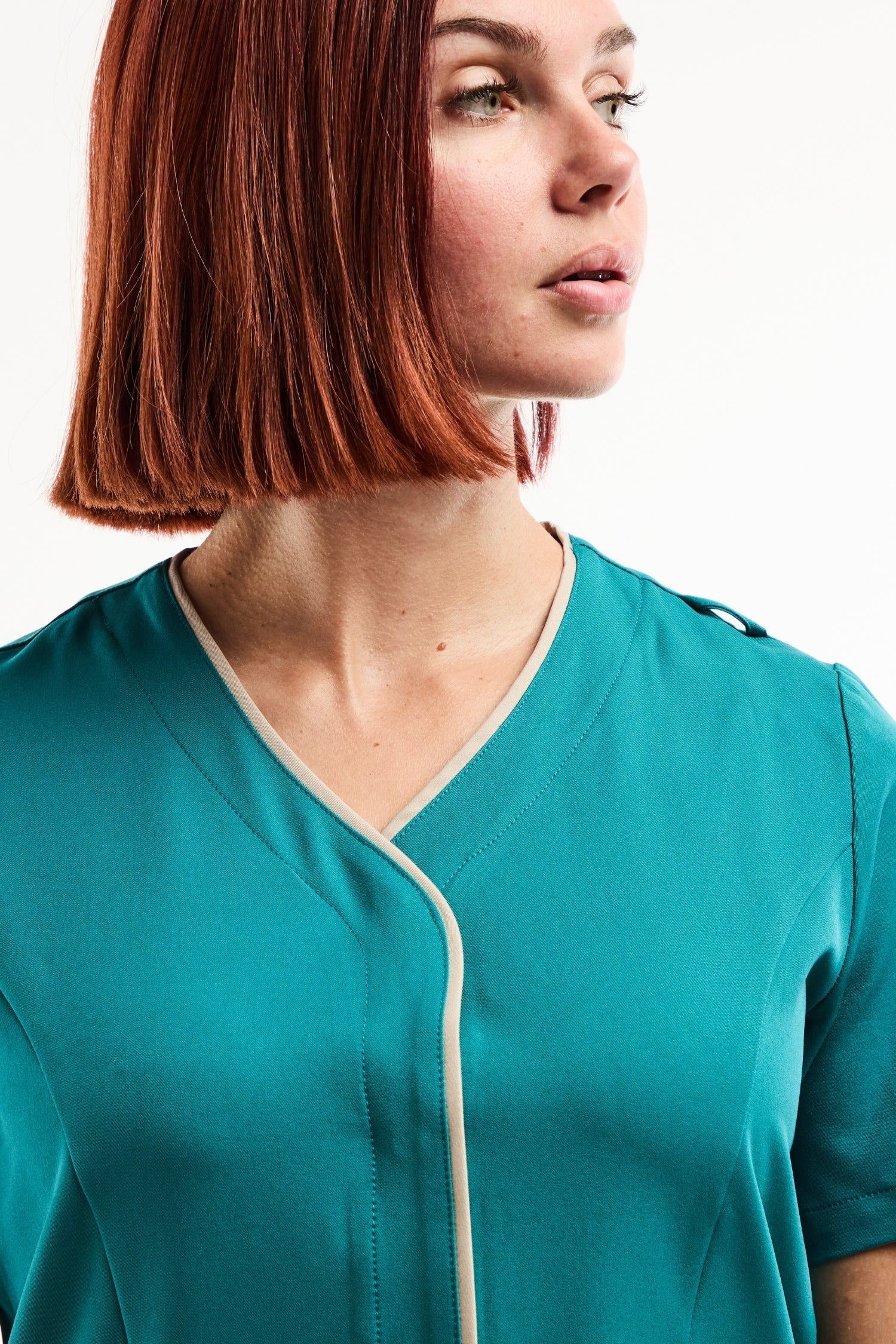 Blouse médicale Serena en soie teal avec bordures blanches pour tenues médicales