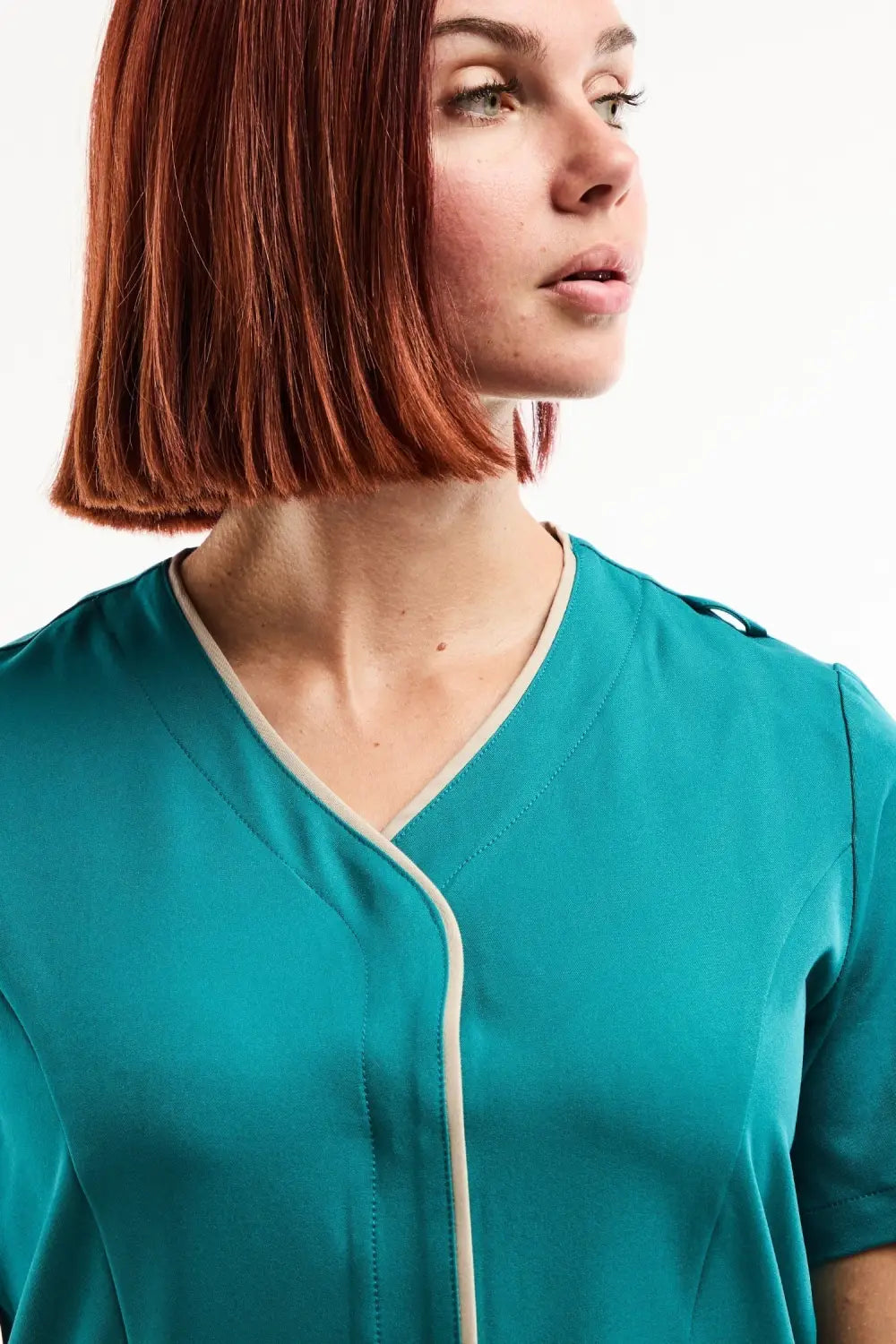 Blouse médicale Serena en soie teal avec bordures blanches pour tenues médicales