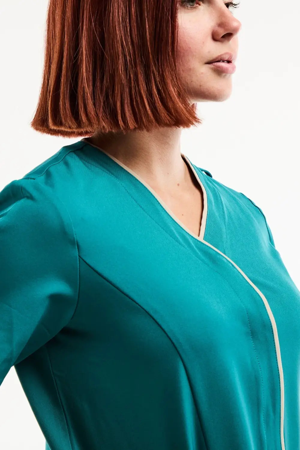 Blouse médicale Serena en satin turquoise avec bordure blanche et col V