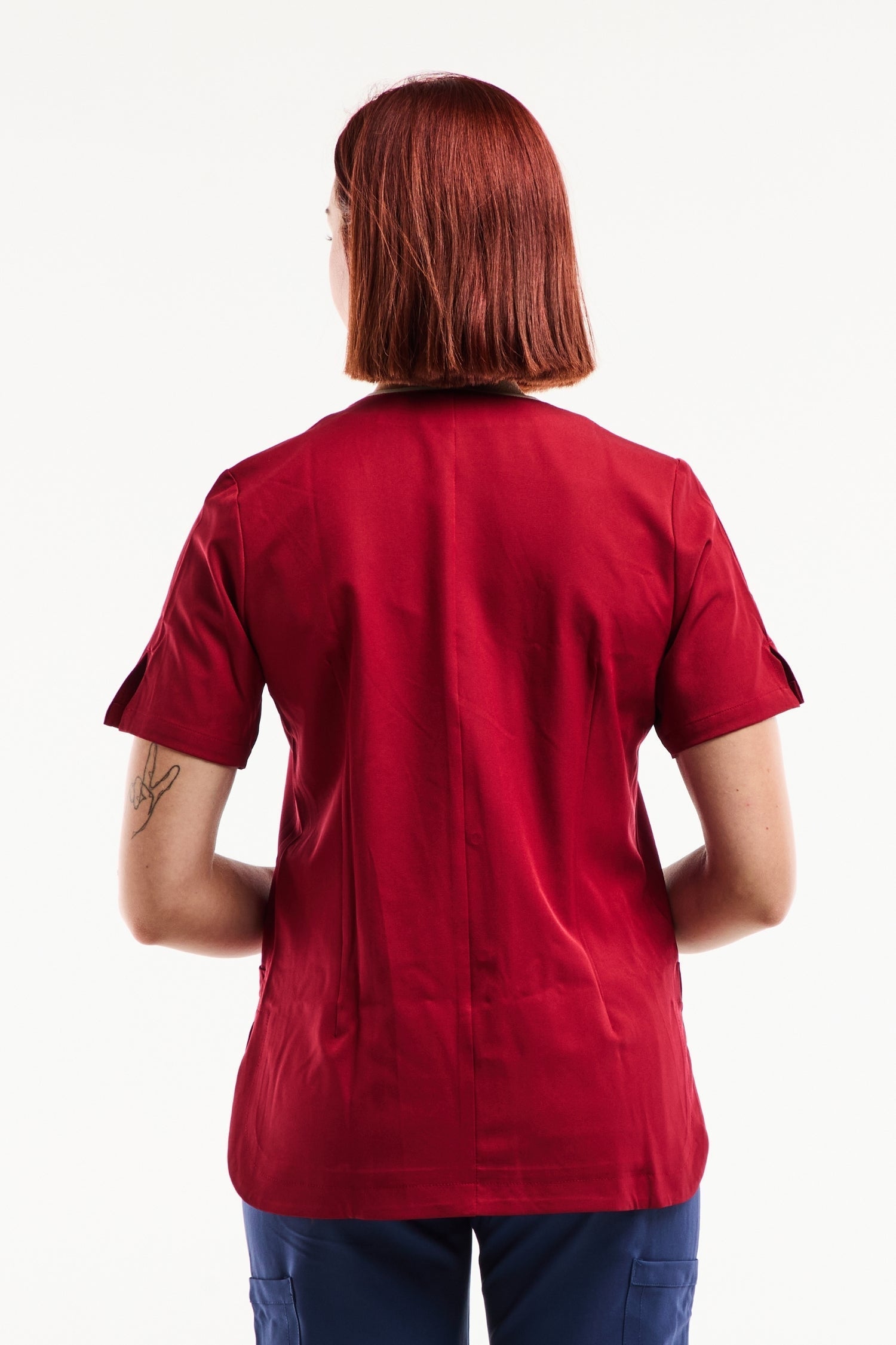 Blouse médicale Serena femme rouge bordeaux avec bordure noire et poches, tenues médicales stretch ultra douce
