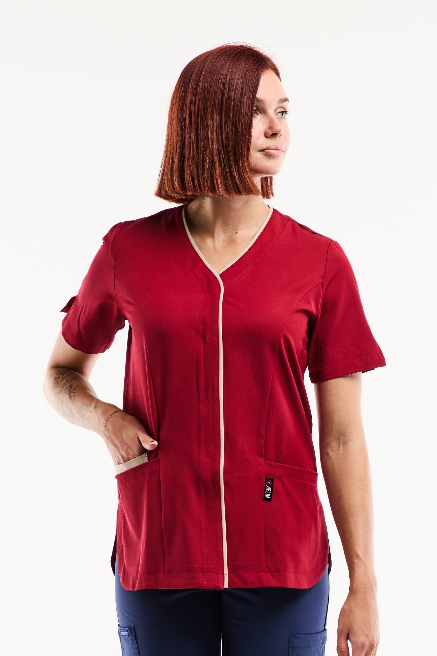 Blouse médicale Serena rouge bordeaux à manches courtes et poche