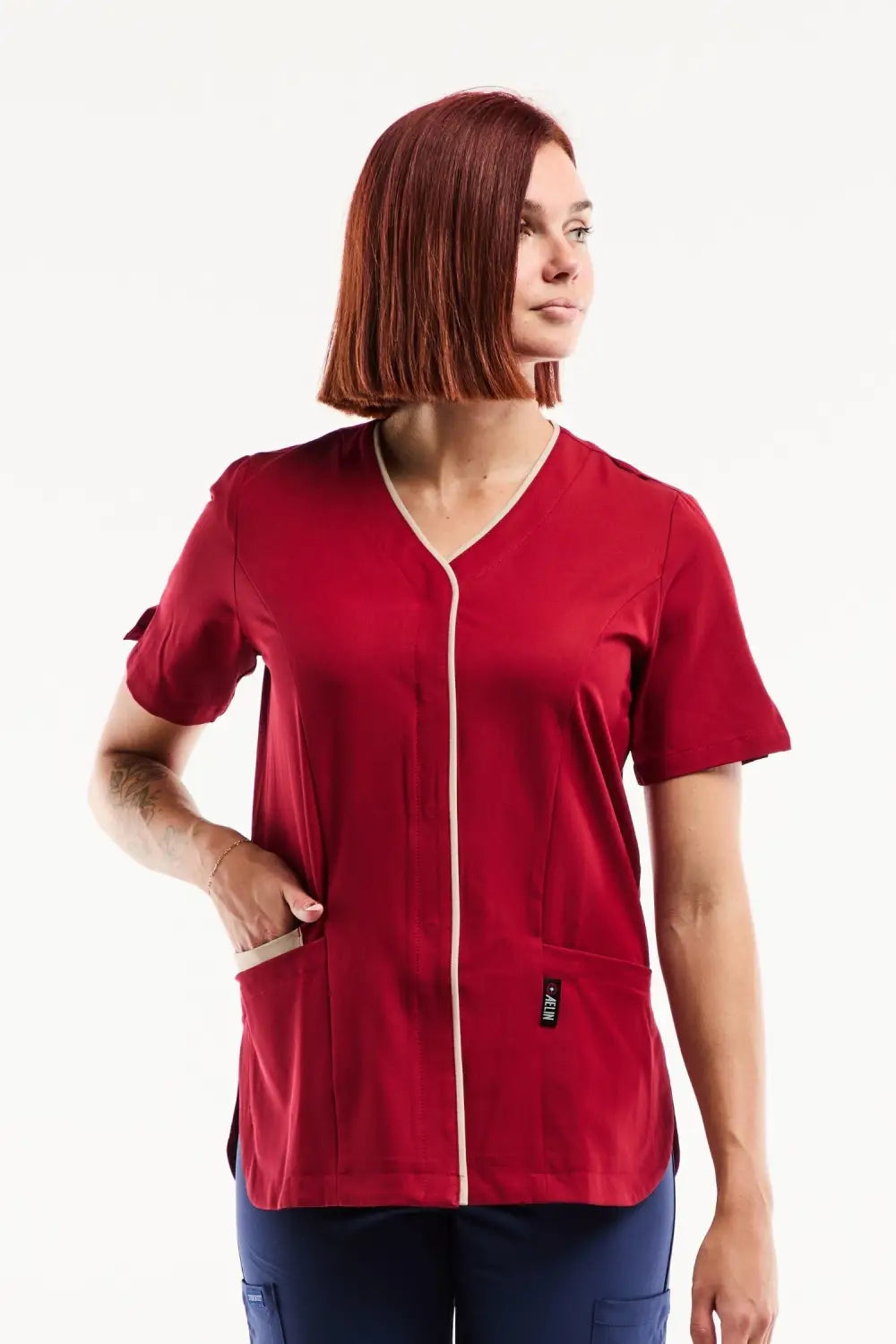 Blouse médicale Serena rouge bordeaux à manches courtes et poche