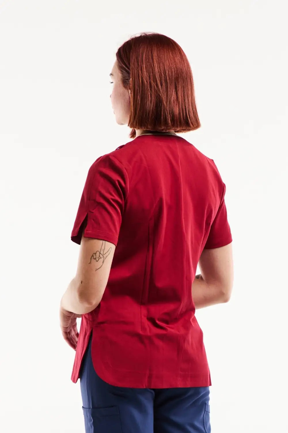 Blouse médicale Serena bordeaux à manches courtes et taille nouée