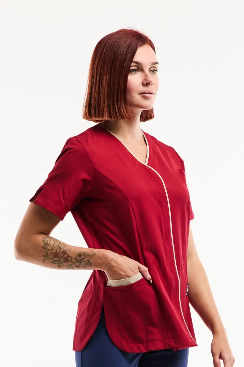 Blouse médicale Serena en satin rouge avec piping blanc et col V