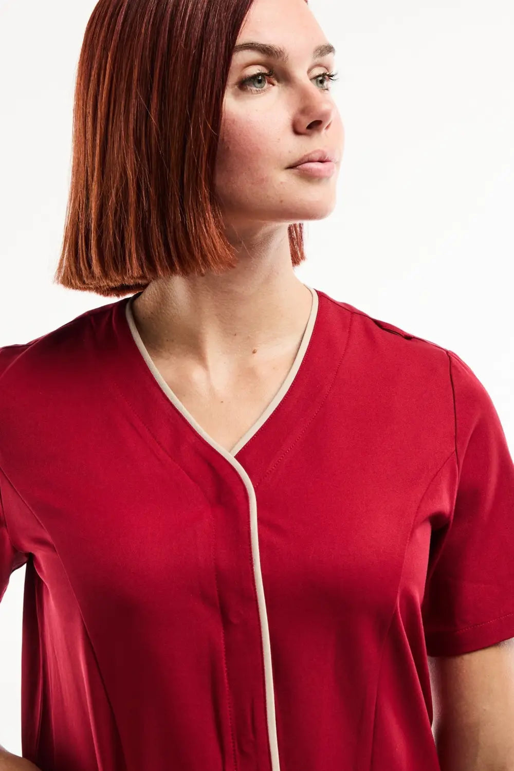Blouse médicale Serena bordeaux à manches courtes, col V et piping blanc